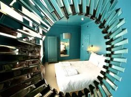 ROOMS AT THE QUAYSIDE - stylish en-suite rooms on Poole Quay all fully refurbed