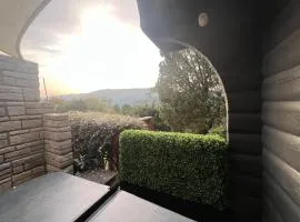 LARCHES LODGE Norwegian log cabin, wood stove & spa