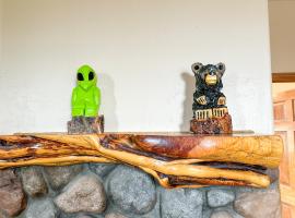 Unforgettable AZ mountain top Views Spacious Suite near Bison Ranch by Vacation Your Way, hotel v destinaci Overgaard