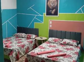 Quarto, garagem, portão automático, banheiro, wi-fi, tv, frigobar e ventilador de teto