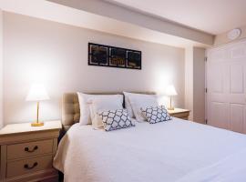 1,200sq ft comfy home, perfect location, luxury bedding, feels like home!, hotel i Mississauga