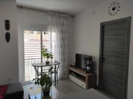 Con terraza y muy cerca de la playa,centro y estación de tren