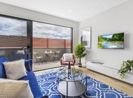 Boutique apartment in quiet, sought-after suburb, hotel in Carnegie
