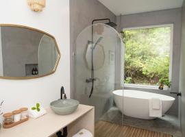 White Haus 2 - Rainforest heaven close to beaches, hotel i Ucluelet