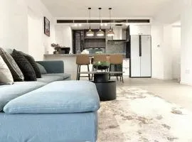 Eastern Hub - Jing'an Temple Branch Stylish 3bedrooms in Bustling Location Surrounded by Trendy Bistro and Bar Street, Only 100m from Subway