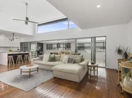 Luxe Jetty Apartment - Stylish, Walk to Beach & Cafes