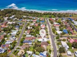 Willows at Sandy Beach -Walk to beach, Stylish Family Home