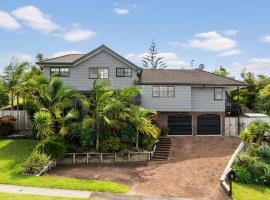 Villa with Pool in Browns Bay, hotel ad Auckland