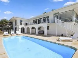 Captain's Quarters - Absolute Beachfront, Pool, Pets, Family Friendly