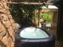 Nature Living - Ferienhaus mit Kamin - Feuerschale - Garten - mit beheizbarem Gartenwhirlpool