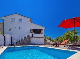 Holiday house CHARMING with private pool、Krasのホテル