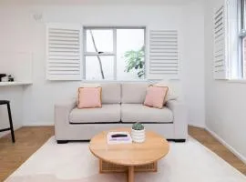 Beachside bright unit - sleeps 4!