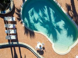Villa Egadi, with swimming pool and tennis court, hotel v destinaci Paceco