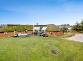 Large Pool House With 6 Person Outdoor Spa 1015, hotell i Ringkøbing
