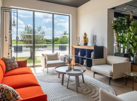 Kyriad Chateauroux Nord - A&eacute;roport, hotel con alberca en D&eacute;ols