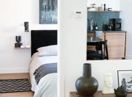 Premium Design Apartment I 450 m zum Strand I Parkplatz I Balkon I WLAN, hotel din Darłowo