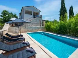 Amazing Home In Golas With Wifi