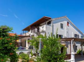 2 Bedroom Amazing Apartment In Pinezici, hotel in Pinezici