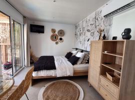 TINY HOUSE avec piscine "La Bernadette" villa Sisyphe, hotel en Le Thoronet