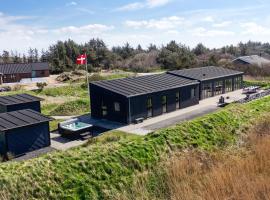 Luxurious Holiday Home With Sauna And 5-Person Outdoor Spa -1018, spahotel in Ringkøbing