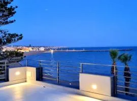 Luxury villa Lucy with pool on front of beach of Donnalucata