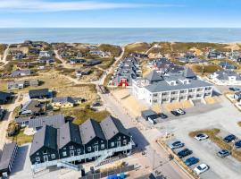 Lovely Holiday Apartment With A Large Balcony Facing The Dunes - 1020, hotel u gradu Ringkøbing