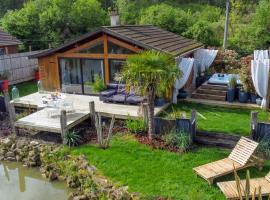 KÄBANE 85, Lodge avec spa au bord de l'eau, hotel v destinaci Prouilly