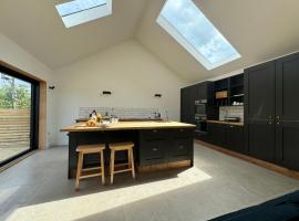 Threshing Barn- Modern 5 Bed, 10 person, Barn Conversion in a Rural Location with Great Access, hotel in Silkstone
