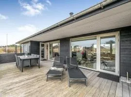 Bright And Modern Holiday Home - 1026