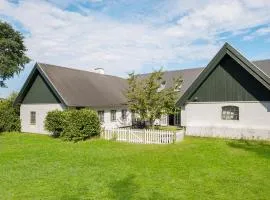 Cozy Home In Fårevejle With Wifi