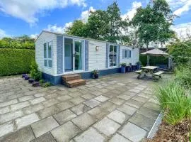 Stunning Stacaravan In Tzummarum