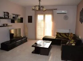 Walk to Center from Quiet Park Apartment