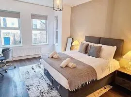 Stunning Luxury Spacious Holiday Home - 5 Bedrooms - Rest & Recharge in Manchester