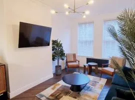 Stunning Luxury Spacious Holiday Home - 5 Bedrooms - Rest & Recharge in Manchester