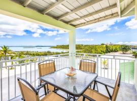 Tropical Jungle Oasis with Lagoon Views, Good WiFi，位于普罗维登西亚莱斯岛的酒店