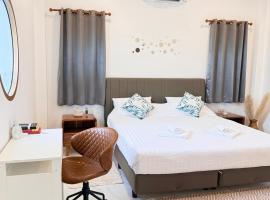 Casa Mudra - 3 Minute Walk to Salad Beach, Hotel in Salad Beach