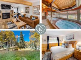 AJs Outpost - Ski-In Condo - Fireplace & Hot Tub, Hotel in Breckenridge