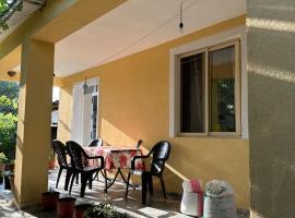 Private house surrounded by greenery, hotel in Fier