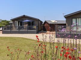 Hazelwood 2 Pinewood Retreat, hotel i Lyme Regis