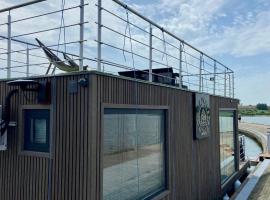 Domek na wodzie Houseboat Frombork, hotel v destinaci Frombork