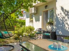 Cozy Home with Private Garden - Happy Rentals