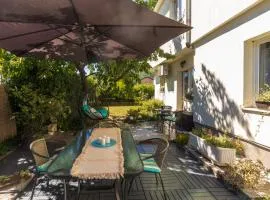 Cozy Home with Private Garden - Happy Rentals