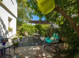 Cozy Home with Private Garden - Happy Rentals