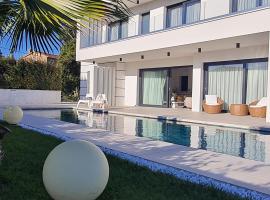 Luxury Villa Milly Heated indoor and outdoor pool, ξενοδοχείο σε Vrh