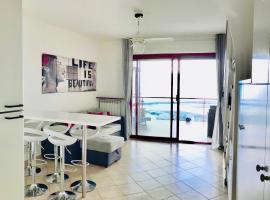 Appartamento con suggestiva vista mare a Sanremo, hotel din Sanremo