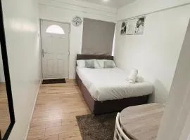 LUX 2 Guests Studio FREE WIFI & PARKING Aroluchi Ville