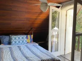 Espaço arborizado com Casa e Chalé em bairro nobre de Monte Verde