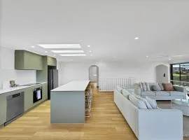 2-Bed Beach Haven with Garden & Alfresco Dining