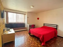 Habitación amplia c/baño independiente, a min del Centro Histórico (Sobre Eje Central)