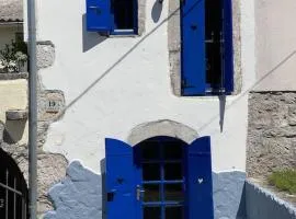 House with lovely terrace 10 min drive from the sea